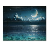 Романтична Луна и облаци над дълбоко синьо море и морски и крайбрежен принт върху естествена борова дървесина